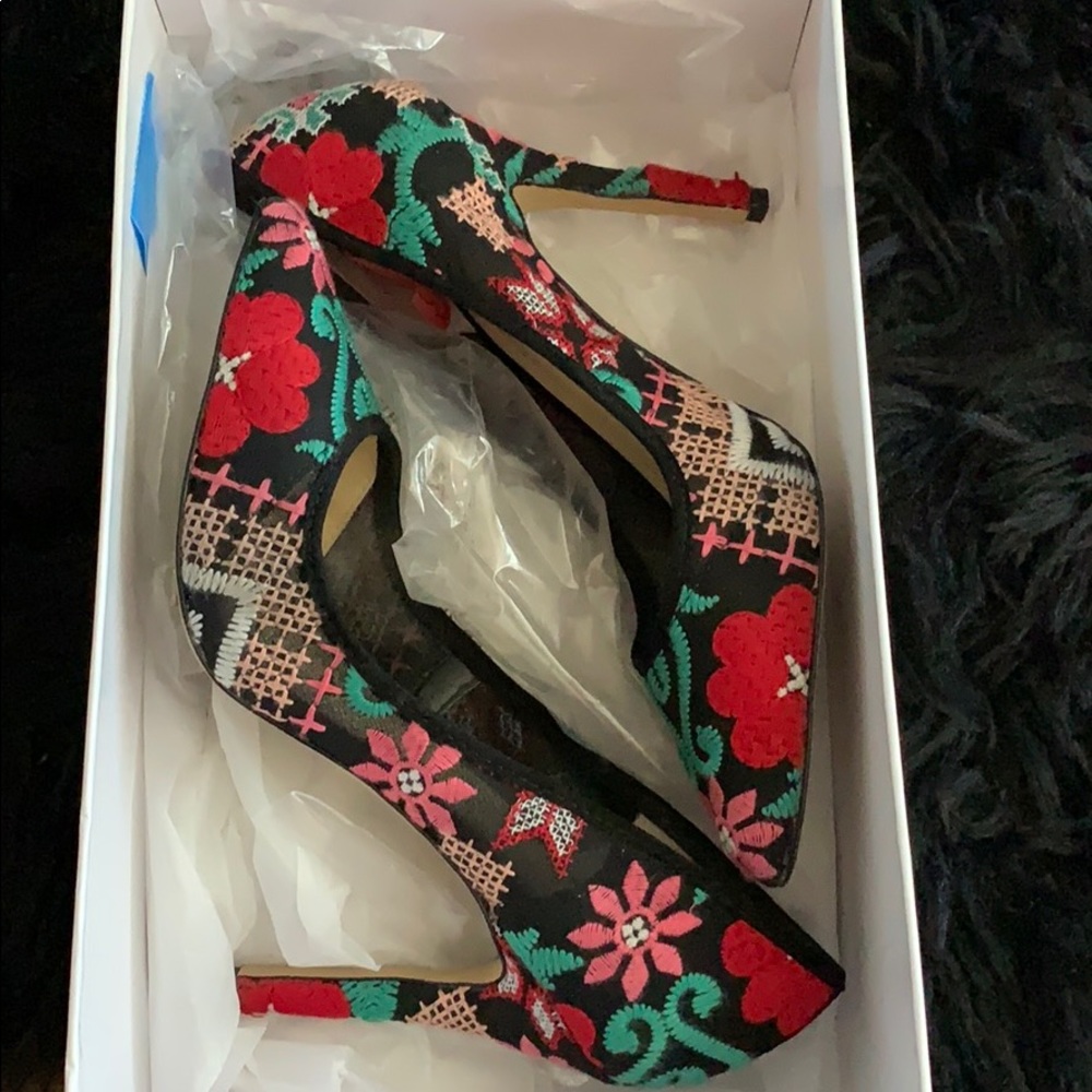 Multicolor pumps